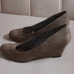 Dexflex faux suede shoes NWOT